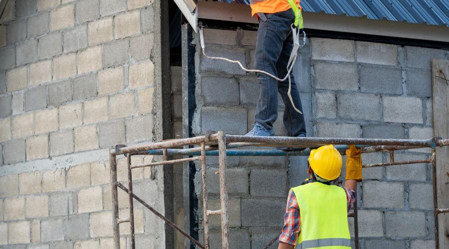 Professional gutter cleaning in Maringouin, LA